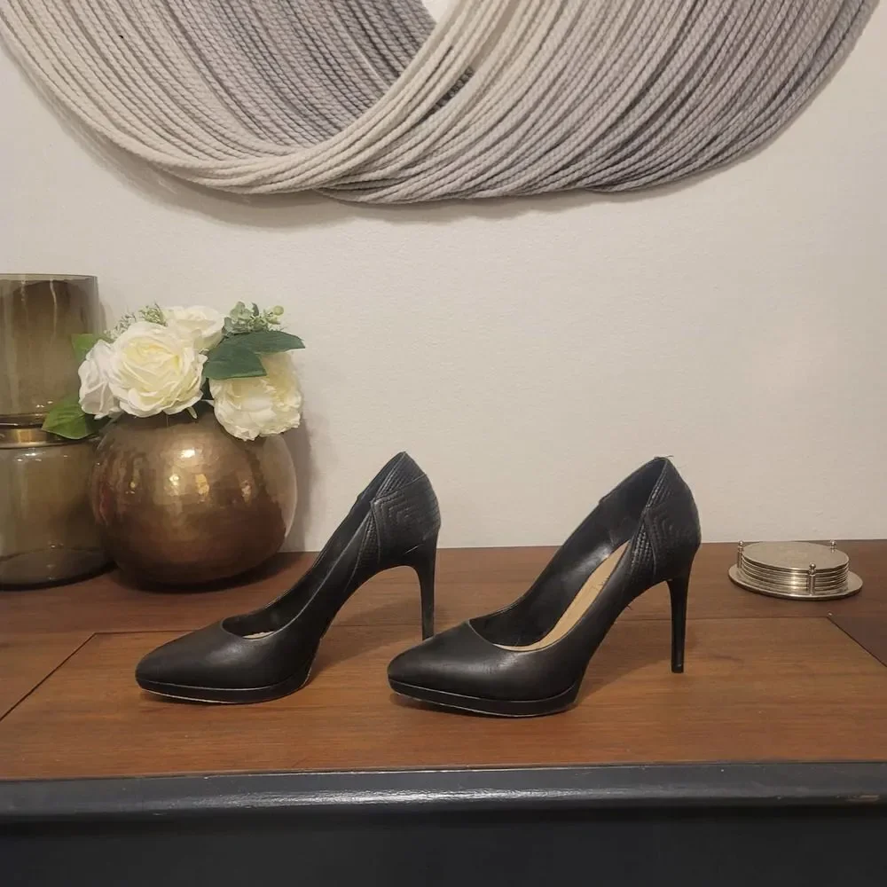 BCBGMaxazria Geometric Leather Pumps Sz 6